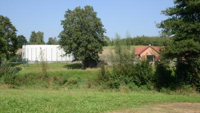 Bild: bey
Die Kläranlage des Marktes Eslarn mit der markanten Tropfkörperanlage (links) ist in die Jahre gekommen. Die Diskussionen um den Neubau an der gleichen Stelle bestimmten auch die Bürgerversammlung.