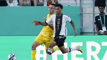 Bild: Uwe Anspach/dpa
Nathaniel Brown (Nummer 3) im Trikot der deutschen U21-Nationalmannschaft. Der Kümmersbrucker muss sich derzeit sowohl bei seinem neuen Klub Eintracht Frankfurt als auch bei der U21 einem harten Konkurrenzkampf stellen.