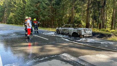 Bild: Leon Karwath
Die Feuerwehren Wurz und Neuhaus konnten den Brand löschen, bevor das Feuer auf den Wald übergreifen konnte.