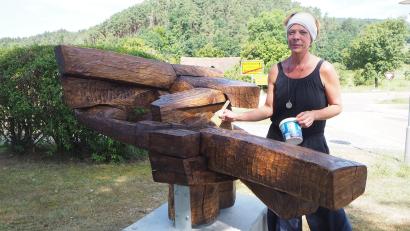 Bild: bl
Katja von Lübtow streicht ein letztes Mal über ihr Werk aus Eichenholz, das der Kunstverein Pertolzhofen als jüngstes Element auf dem Skulpturenfeld präsentiert.