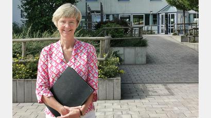 Bild: Portner
Auf Friederike Bösl, neue Rektorin der Doktor-Eisenbarth-Grundschule Oberviechtach, wartet ein großes Aufgabenspektrum. Dazu gehören die geplante Generalsanierung des Schulgebäudes (Hintergrund) und die Leitung weiterer zwei Schulstandorte.