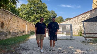 Bild: knz
Mario (links) und Thiemo Donhauser haben schon wieder ein Festival auf die Beine gestellt. Dieses Mal im Malteser-Zwinger.