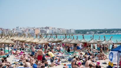 Bild: Julian Stratenschulte/dpa
So wie es hier auf einem Strand in Mallorca aussieht, wollen viele bei Hitzerekorden lieber nicht Urlaub machen. Ziele mit gemäßigten Temperaturen sind aber keineswegs ein Massentrend, berichten Reisbüros aus dem Landkreis Schwandorf. Das hat Gründe.