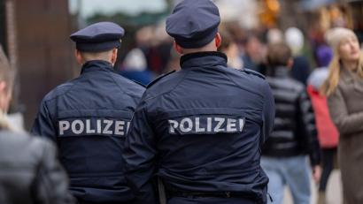 Symbolbild: Peter Kneffel/dpa
In Regensburg löste am Donnerstag ein Mann mit Messer einen Polizeieinsatz aus.