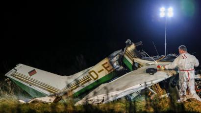 Bild: Christoph Reichwein/dpa
Beim Absturz einer Cessna nahe Soest sind zwei Menschen ums Leben gekommen.