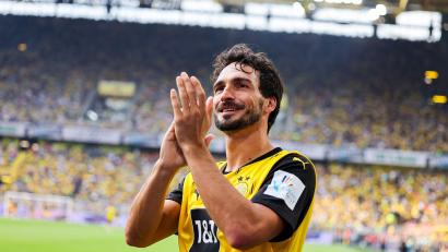 Bild: Christoph Reichwein/dpa
Mats Hummels kam zum Abschiedsspiel mit dem E-Roller.