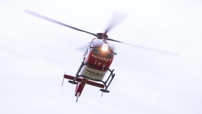 Bild: Marijan Murat /dpa
Ein Hubschrauber brachte eine verletzte Frau nach einem Unfall auf der A93 bei Pechbrunn nach Regensburg.