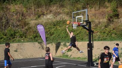 Bild: fz
Dunking mit Akrobatik auf dem 3x3 Basketballfeld.