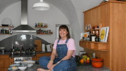 Bild: Gabi Schönberger
Kochen gehört nicht zu den Leidenschaften des Multitalents Franzi Glaser. Für die Weidenerin ist noch mehr als ihre eigene Küche (Bild) in der Altstadt, die der Mama in Mitterhöll Kreativraum und Bühne für ihre Sendung Adventsfranz.