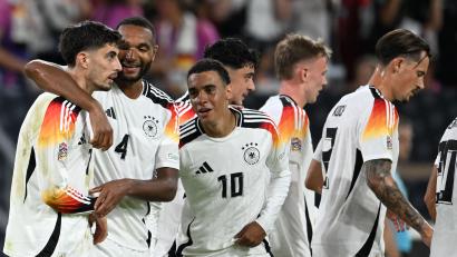 Bild: Fabian Strauch
Kai Havertz (inks) feiert seinen Treffer zum 5:0 gegen Ungarn. Die deutsche Elf zeigte eine starke Leistung.