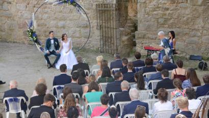 Bild: bey
In einer freien Hochzeit mit einer Treurednerin unterm freien Himmel bei strahlendem Sonnenschein gaben sich im Innenhof der Burg Leuchtenberg Simon Klinnert und Tamara Reil nochmals das gegenseitige Eheversprechen.