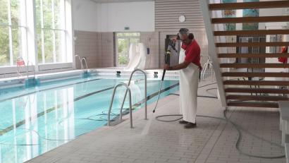 Bild: kaz
Am 10. September sollen die kreiseigenen Hallenbäder wieder geöffnet werden. Franz Reindl steckt im Kemnather Hallenbad mitten in den Reinigungsarbeiten.