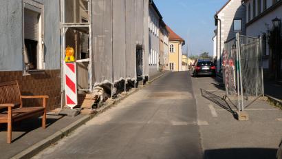 Bild: le
Die Einbahnstraße von der Abzweigung der Plößberger Straße (Staatsstraße 2181) bis in Höhe der Synagoge (siehe Bild im Hintergrund) ist für den Fahrverkehr wieder frei.