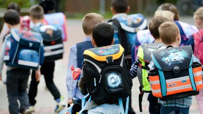 Symbolbild:  Peter Steffen/dpa
Für 3565 Schüler beginnt an den Grund- und Mittelschulen des Landkreises Tirschenreuth am Dienstag wieder der Unterricht.