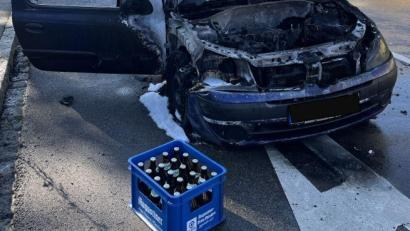 Bild: Polizeiinspektion Sulzbach-Rosenberg
Der Renault ist nur noch Schrott. Als der Wagen plötzlich Feuer fing, retteten die Insassen binnen Sekunden sich und eine Kiste Bier aus dem Auto vor den Flammen.