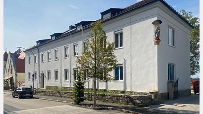 Bild: ck
Die Bearbeitungsstelle des Landesamts für Finanzen in Vohenstrauß wird derzeit saniert. Eine Spezialfirma für Radonbeseitigung tauscht den Unterboden aus. Die Kosten liegen schätzungsweise im mittleren sechsstelligen Bereich.