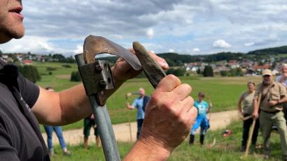 Bild: Heike Unger
Der Sensen- und Dengelkurs der Ökomodellregion Amberg-Sulzbach/Amberg-Stadt vergangenes Jahr in Raigering war schnell ausgebucht. Jetzt gibt es eine Neuauflage in Schnaittenbach.