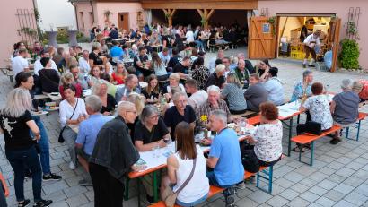 Bild: do
Im Innenhof des alten Vermessungsamtes lässt es sich zünftig feiern. Bei lauschigen Temperaturen entwickelte sich das Weinfest der Ladykracher zu einem Fest für alle Sinne.