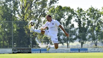 Bild: Hubert Ziegler
Schön anzusehen, aber kein Ertrag: So wie diese Aktion von Andreas Graml lässt sich das gesamte Heimspiel der DJK Gebenbach gegen den VfB Eichstätt zusammenfassen.