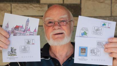 Bild: Wolfgang Steinbacher
Eine Amberg-Postkarte und Sonderstempel: Hans Dietmayr präsentiert das, was der von ihm geführte Briefmarkensammlerverein eigens für die Ausstellungen (Alpen-Adria und Ambria) in Auftrag gegeben wurde.