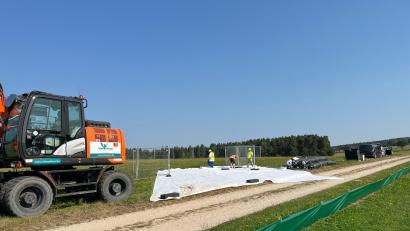 Bild: ihl
Hier wird am Rande des Sportplatzes von Weihern das Baufeld für eine Spülbohrung vorbereitet.