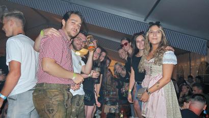 Bild: bsc
Ausgelassen feierte das junge Publikum auf den Bierbänken beim Friedenfelser Herbstfest.