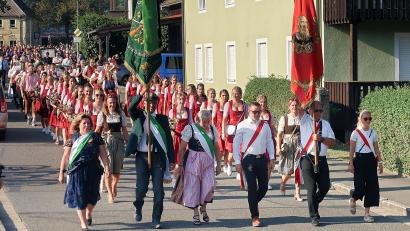 Bild: bsc
Angeführt wurde der lange Fest- und Kirchenzug von den beiden Fahnenabordnungen der Jubelvereine und den Festdamen.