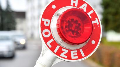 Symbolbild: Petra Hartl
Bei einer Kontrolle auf der A6 hat die Polizei einen Autofahrer mit gefälschten Papieren und falschen Kennzeichen unterwegs war.