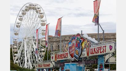 Archivbild: Heiko Becker/dpa
Ein Riesenrad vor dem Kolosseum Nürnberg Herbstfest - besser als der Eiffelturm?