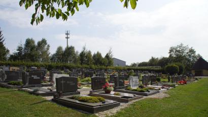 Bild: mmj
Für die Nutzung von Friedhof und für Bestattung ist eine neue Satzung beschlossen. Im Hintergrund der kürzlich aufgestellte Mobilfunkmast an dem noch Antennen anzubringen sind.