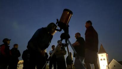 Bild: Heike Unger
Die Sternfreunde hatten mehrere Teleskope dabei, die den Blick auf Sternhaufen, Ringnebel und den Saturn ermöglichten. Die erhoffte "richtige" Dunkelheit gab's allerdings nicht – der Kirchturm blieb lange hell erleuchtet.