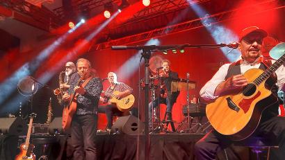 Bild:  Amann
Günther Sigl (Zweiter von links) und Barny Murphy (rechts) sind die Gesichter der Spider Murphy Gang, die seit 47 Jahren mit Rock ’n’ Roll aus Bayern tourt