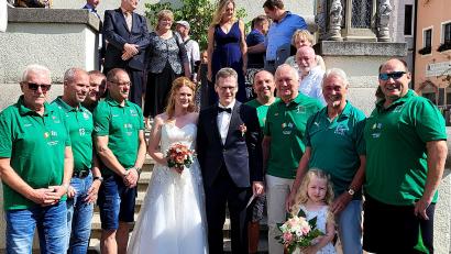Bild: R. Kreuzer
Das Jawort geben sich Manuela Sedlak und Alexander Weiß im Alten Rathaus in Weiden. Spalier stehen die Alten Herren des FC Weiden-Ost.