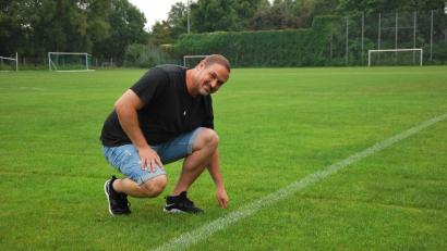 Bild: gsp
Der Geschäftsführer des TV 1861 Amberg, Sebastian Raß, ist optimistisch, dass der Rasen auf dem Trainingsplatz bald ein Kunstrasen sein wird.