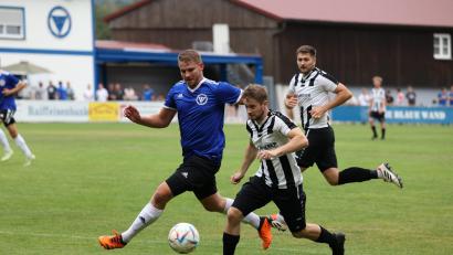 Bild: Dieter Jäschke
Christopher König (Mitte) erzielte eine Viertelstunde vor dem Schlusspfiff den Ausgleichstreffer zum 2:2 für den SV Neusorg beim SV Immenreuth (links im Bild Michael Weber).