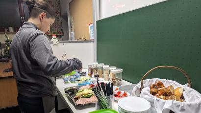 Symbolbild: Kristin Winderl
Die Krummennaaber Grundschule möchte ihren Schülern und Schülerinnen vor dem Unterricht ein gesundes Frühstück anbieten. Dazu sucht sie noch Ehrenamtliche, die sich als Frühstückslotsen zur Verfügung stellen.