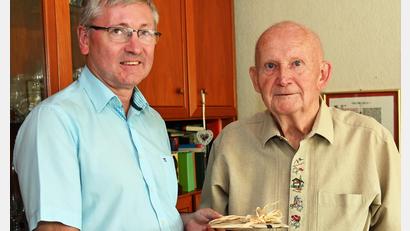 Bild: gf
Manfred Witt (rechts) feierte am 8. September seinen 90. Geburtstag. Bürgermeister Franz Badura gratulierte im Namen der Stadt Amberg.