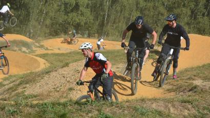 Bild: jr
Voller Eifer nahmen zahlreiche Mountainbiker die neue Flow-Trail-Strecke in Beschlag.