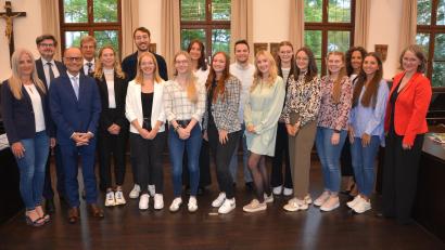 Bild: jr
Zwölf neue Lehramtsanwärter wurden am Montagvormittag im Sitzungssaal des Landratsamtes vereidigt. Im Bild mit Schulamtsdirektorin Martina Puff (rechts), Seminarrektorin Eva-Maria Ficker (Dritte von rechts), sowie Personalratsvorsitzende Sabine Graser, Schulamtsdirektor Armin Engel, Stellvertretender Landrat Dr. Alfred Scheidler und Seminarrektor Nikolaus Kühnhackl (von links) .