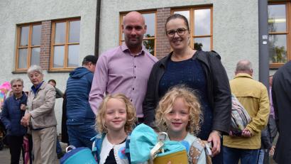 Bild: szl
Die zweieiigen Zwillinge Franziska (links) und Sophia erlebten an der Markgraf-Diepold-Grundschule in Waldsassen ihren ersten Schultag. Begleitet wurden sie von Mama Susanne und Papa Gerald Riederer sowie Oma und Opa.