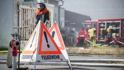 Bild: Daniel Vogl/dpa
Ein Hinweisschild der Feuerwehr weist auf die Löschwasserentnahme hin. Wegen eines Großbrands auf einem Firmengelände waren in Oberfranken rund 500 Helfer im Einsatz.