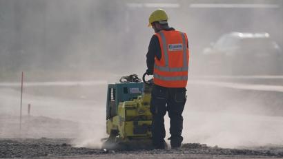 Bild: Marcus Brandt/dpa
Ein Arbeiter auf einer Baustelle. Die Arbeitsagentur meldet auch aus dem Baugewerbe nur wenig Nachfrage nach Mitarbeitern.