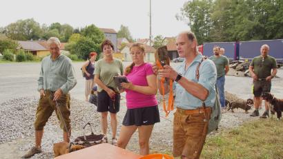 Bild: mmj
Stehphan Vogl zeigt hier einen Fährtenschuh, der zur Ausbildung von Jagdhunden genutzt wird.