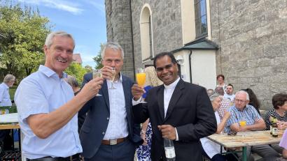 Bild: Christina Rosner
Kirchenpfleger Josef Völkl (links) und Bürgermeister Thomas Meiler (Mitte) haben nach den Worten von Josef Völkl mit dem "Menschenfischer" Pfarrer John (rechts) einen guten "Fang" gemacht und stießen auf eine gute Zusammenarbeit an.
