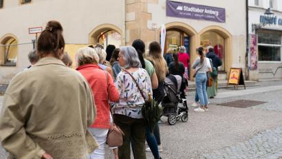Bild: Franziska Farr, Wirtschaftsförderung Amberg
Für die Shopping Bags standen zahlreiche Frauen vor dem Stadtlabor in Amberg Schlange. Die Beutel sind mit verschiedenen Geschenken und Gutscheinen befüllt und eine Aktion im Vorfeld der Ladies Night am 13. September.