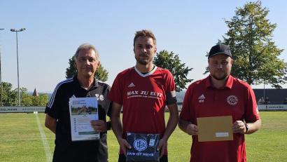 Bild: Bayerischer Fußballverband
Kreisspielleiter Ludwig Held (links) überreicht Maximilian Schrott (Mitte) die Fairplay-Urkunde. Rechts DJK-Trainer Kai Hüttner.