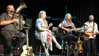 Bild: mma
"Wurzelwasser" trat im Kulturschloss Theuern auf: Martin "Spider" Barth, Lisa Seifert, Tobias Heindl und Felix Bönigk überzeugten ihre Fans.