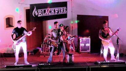 Bild: Marko Pammer/exb
Die Nabburger Rockband „Blackfire“ bringt im „Nabburger Kultursommer“ den Spitalhof zum Beben.