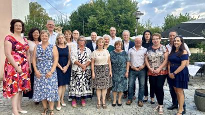 Bild: Marie Ehras
Landrat Richard Reisinger (Sechster von rechts) und Vorstand Roland Ganzmann (Neunter von links) luden die Jubilare und Ruheständler zu einem gemeinsamen Abendessen ins Weiße Roß nach Illschwang ein.