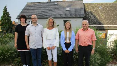 Bild: Franziska Pocker/exb
Bürgermeister Günter Kopp (rechts), Ausbildungsleiterin Sonja König und Geschäftsführer Christopher Östreicher freuten sich, Chantal Sticht und Angelina Köstler (von links) im Verwaltungsteam begrüßen zu können.
